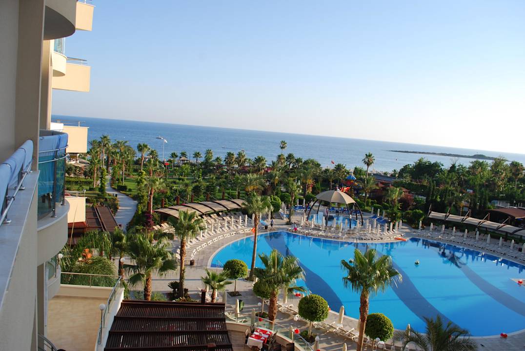 Blick auf Pool und Meer Saphir Resort & Spa