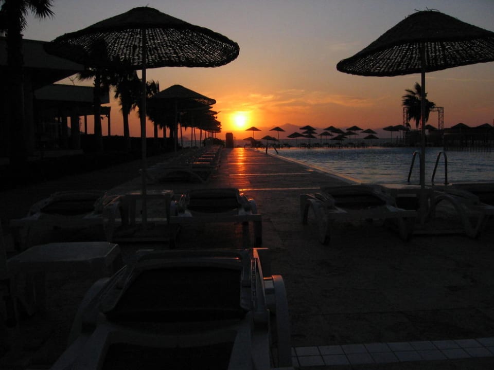 Sonnenuntergang vom Pool aus fotografiert Azure By Yelken