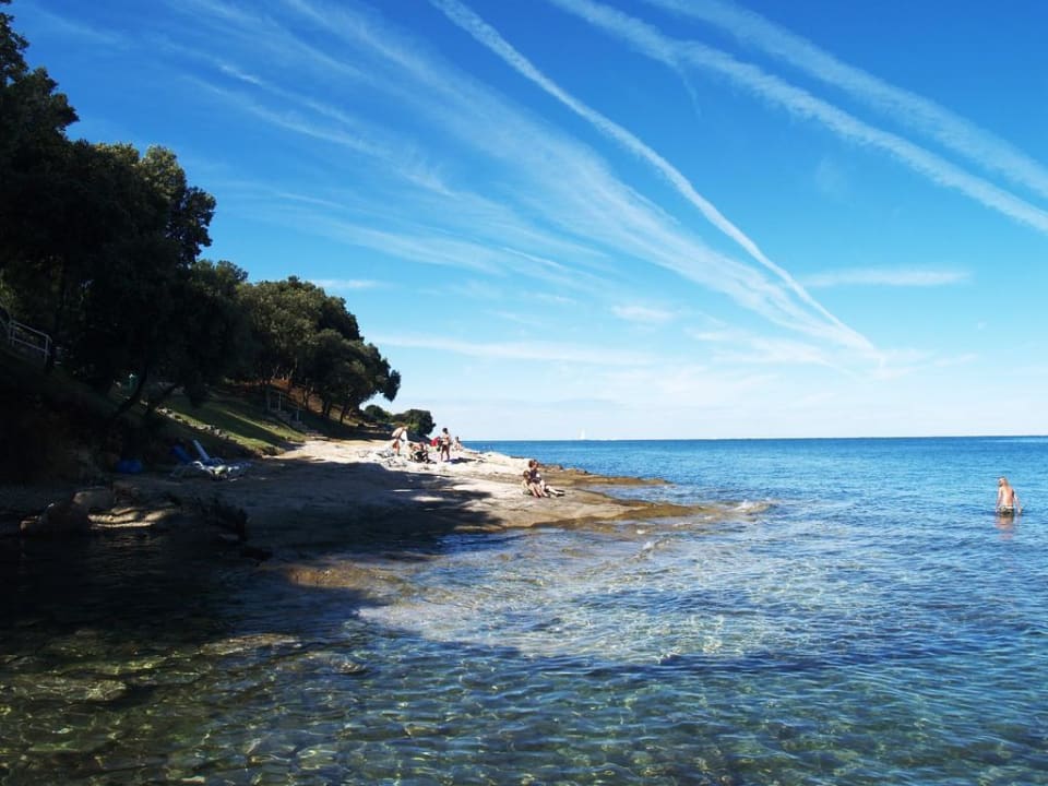 Meer mit Felsstrand vor der Residence Valamar Tamaris Villas