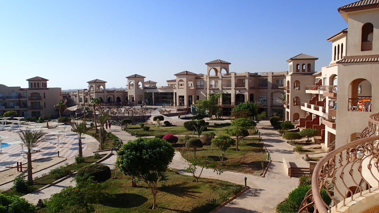 Z balkonu Pensée Royal Garden Beach Resort