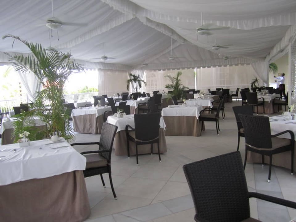 Frühstück im neuen Areal Bahia Principe Luxury Ambar