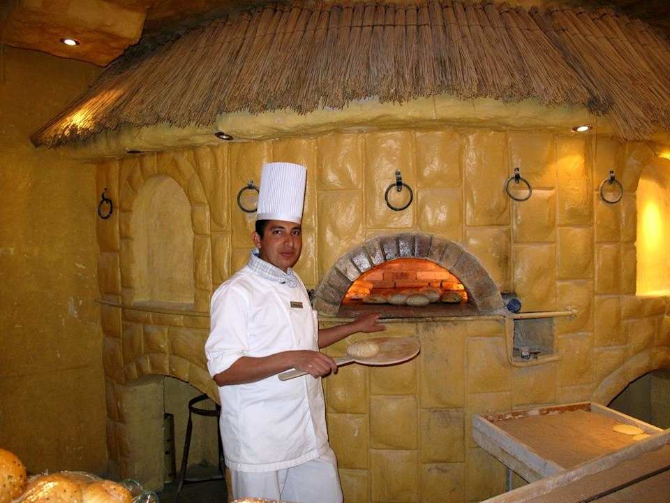 Выпечка лепешек в главном ресторане Pickalbatros Alf Leila Wa Leila Resort - Neverland Hurghada