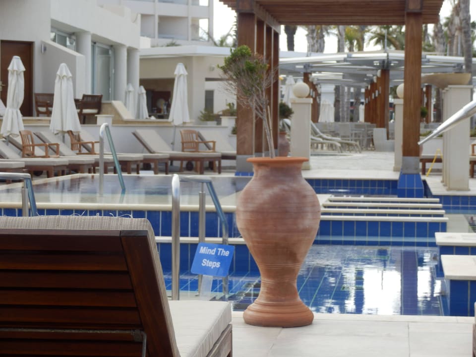 Adultpoolbereich mit reservierten Liegen Alexander The Great Beach Hotel