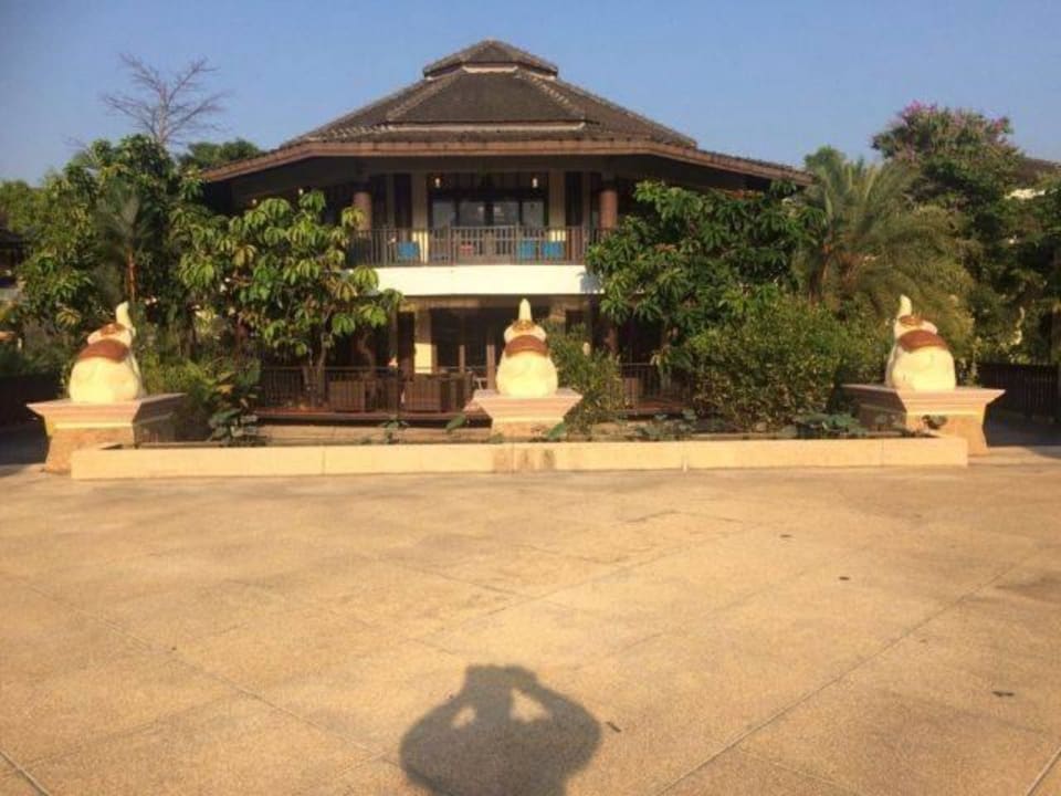 Blick vom oberen Pool zur Lobby Seaview Khao Lak Resort