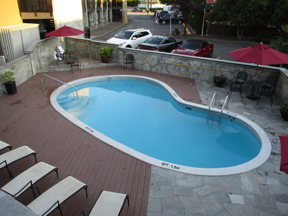 Pool Best Western Plus Burnaby Hotel