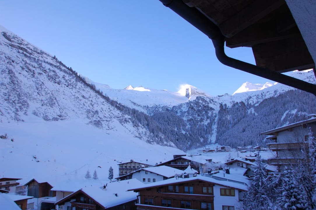 Blick bei Tag aus dem Zimmerfenster Hotel Berghof Crystal SPA & Sports Hintertux