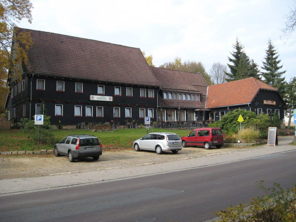 Das Haus mit Parkplatz. Hotel Altes Forsthaus