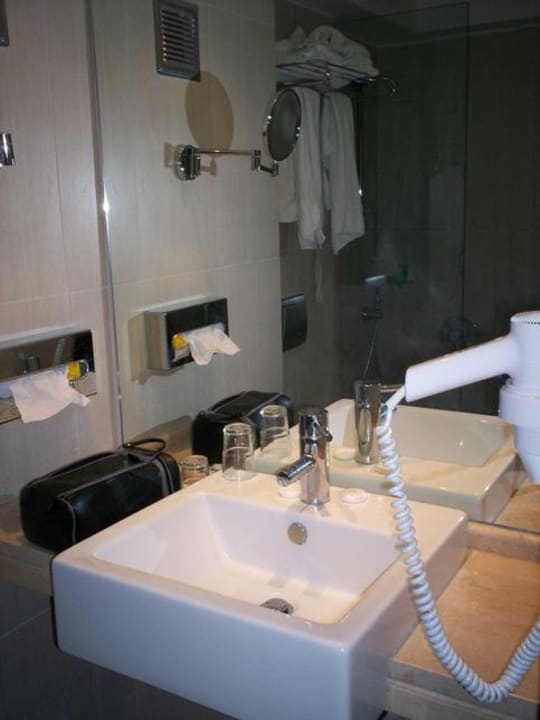 das Bad mit dem Waschbecken Olympian Bay Grand Resort