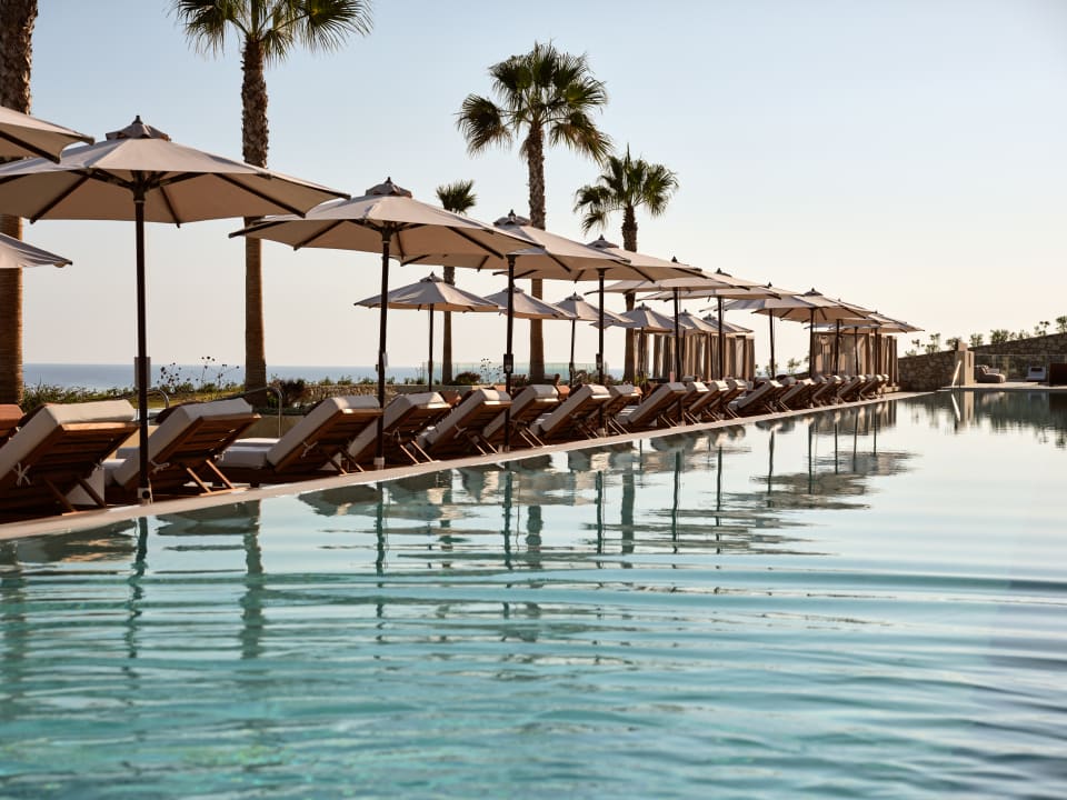Pool The Royal Senses Resort, Curio Collection by Hilton