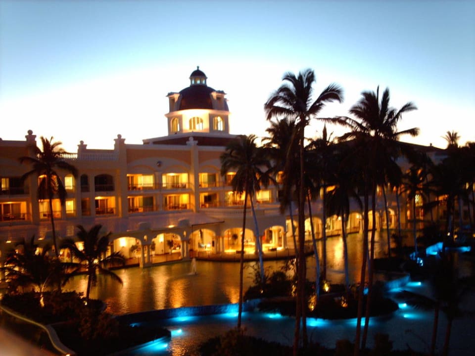 Hauptgebäude am Abend JOIA Bávaro by Iberostar