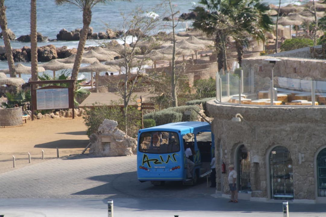 Bus vor dem Strand Pickalbatros Citadel Resort