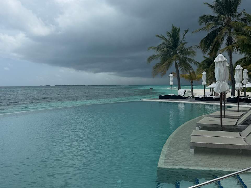 Pool Kuredu Island Resort & Spa
