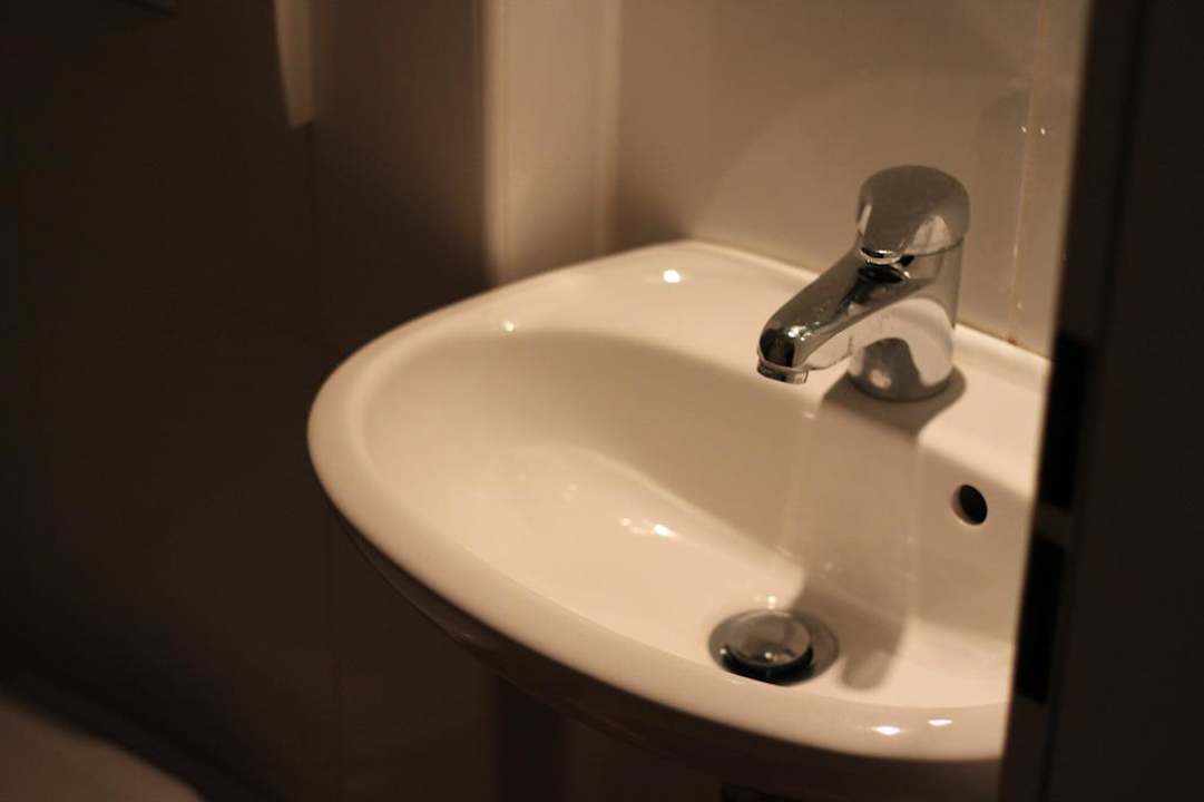 Viel zu kleines Waschbecken Centro Hotel Keese