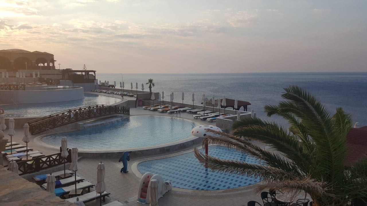 Pool bei Sonnenaufgang  Hotel Kalithea Horizon Royal