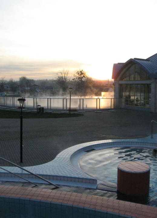 Öffentliche Therme mit Verbindungsgang Park Inn by Radisson Sárvár  Resort & Spa