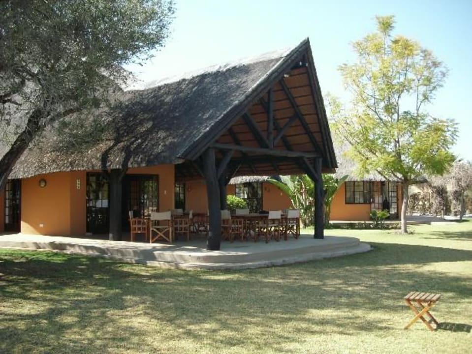 Terrasse zum Garten Kambaku Safari Lodge