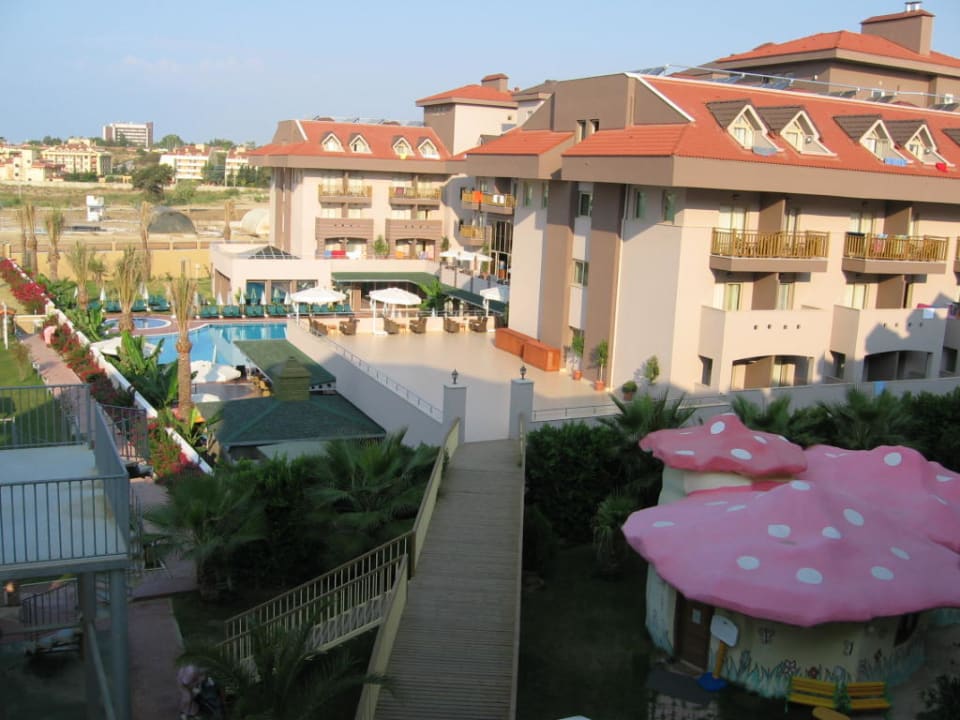 Bild vom alten auf den neuen Hotelteil! Hane Family Resort