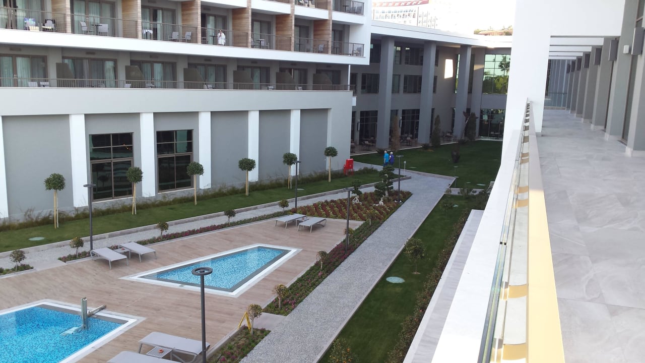 Innenhof von der Barterasse Acanthus Cennet Barut Collection