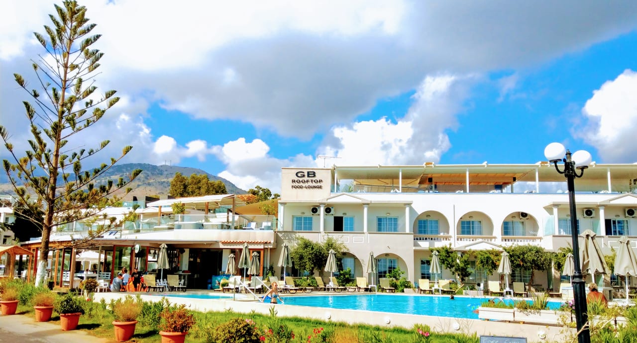 "Außenansicht" Georgioupolis Beach Hotel (Georgioupolis) • HolidayCheck (Kreta  Griechenland)