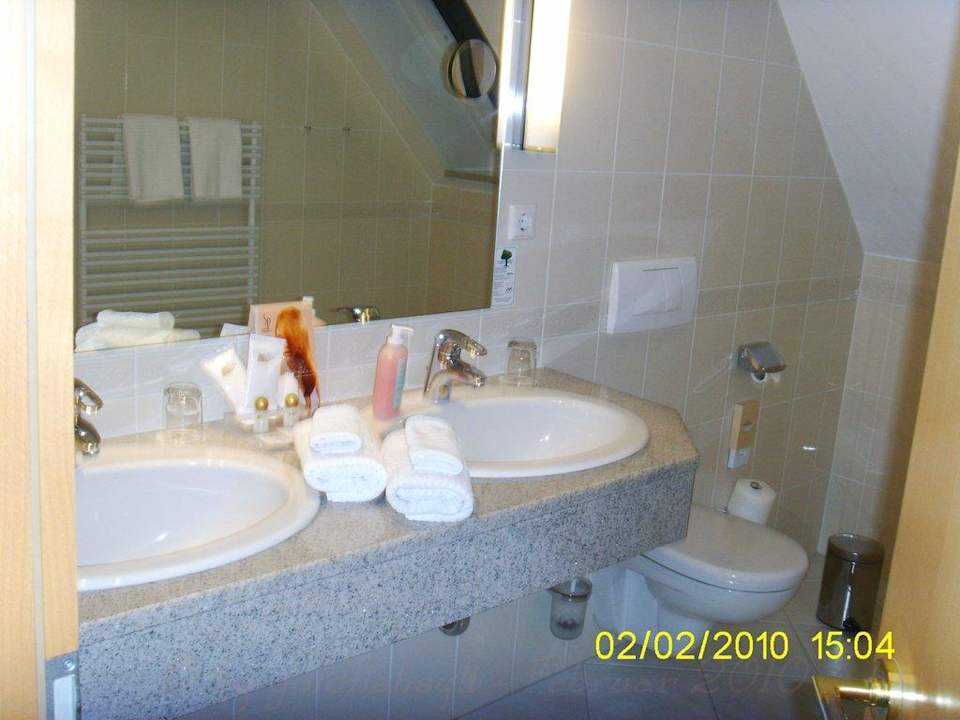 Bad Blick auf Waschbeckenbereich Boutiquehotel Myn Utspann