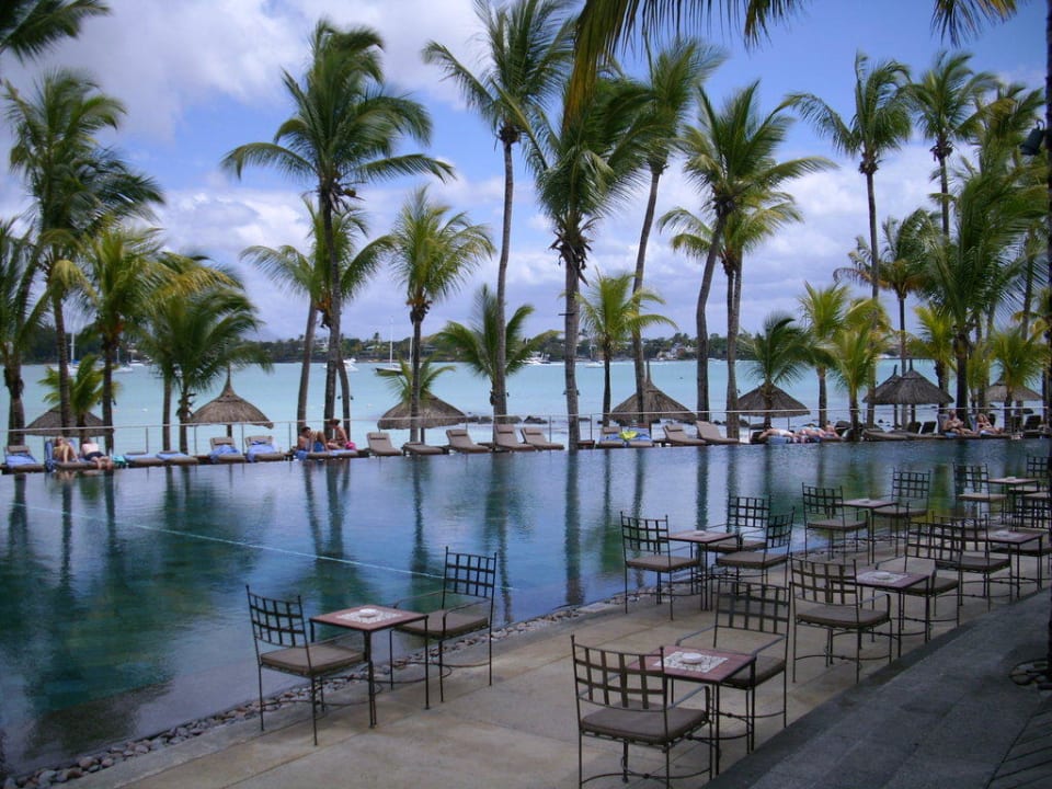Blick von der Bar zu Pool und Strand Mauricia Beachcomber Resort & Spa