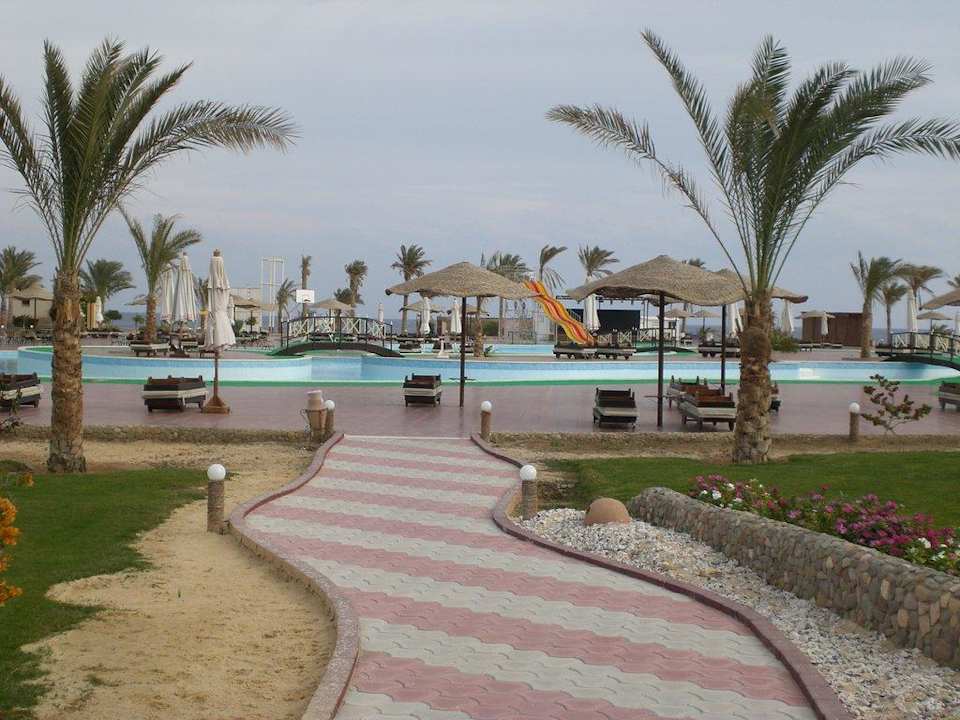 Weg zum Pool Three Corners Sea Beach Resort