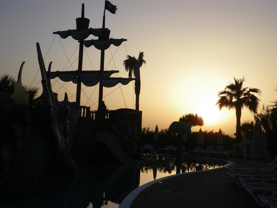 Piratenschiff bei Sonnenuntergang Hotel Riu Chiclana