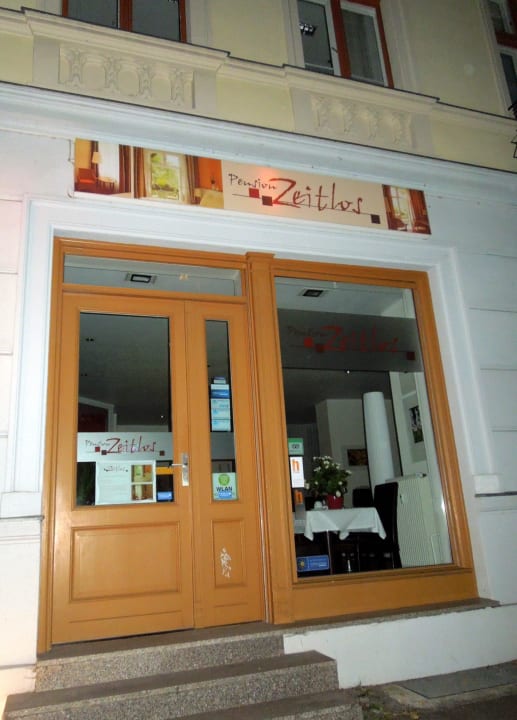 Eingang am Abend Pension Zeitlos