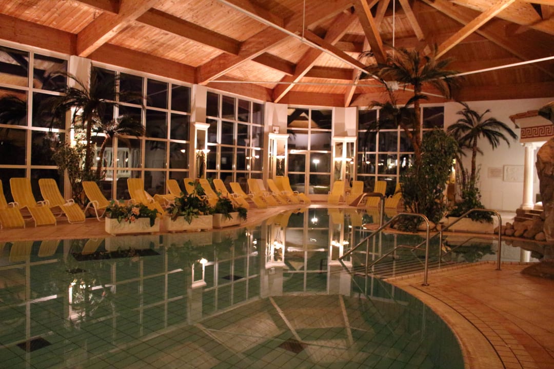 Innenpool abends Lisi Family Hotel Reith bei Kitzbühel