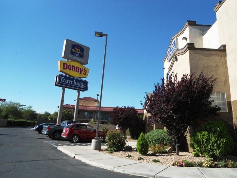 Outside Best Western Plus Hotel Gold Poppy Inn