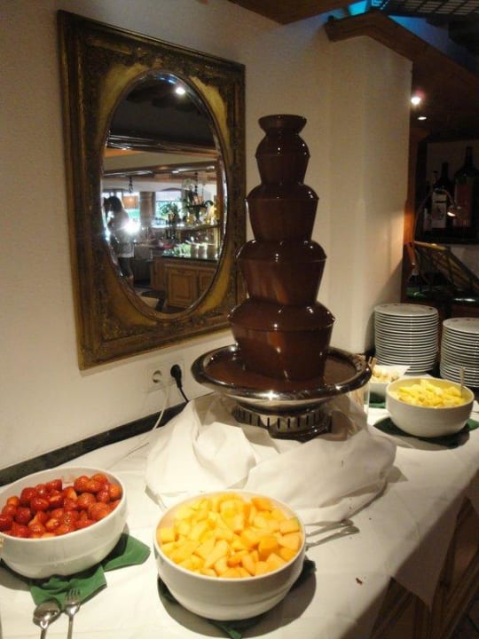 Schokobrunnen als Teil des Dessertbuffets Alpenresort Schwarz