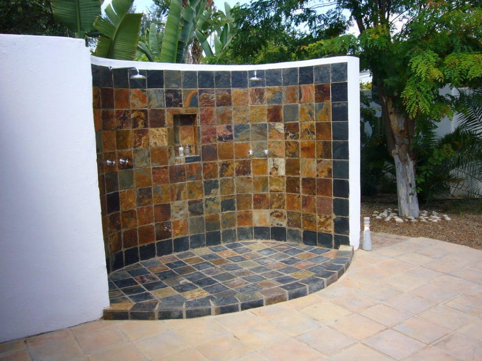 Dusche im kleinen Garten der Suite Hotel Woodall Country House