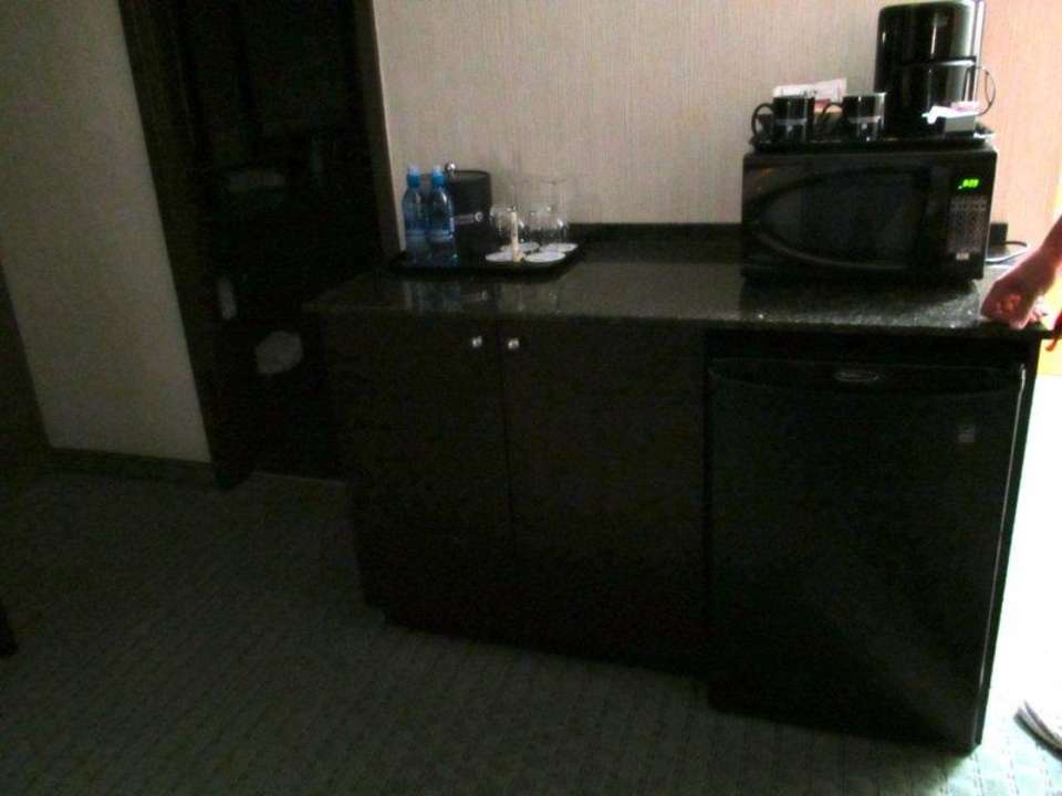 Zimmer mit Mikrowelle und Kühlschrank Coast Lethbridge Hotel & Conference Centre