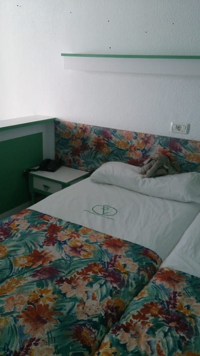 Bett mit Ablagetisch und Konsole  Atlantic Mirage Suites & Spa - Adults only