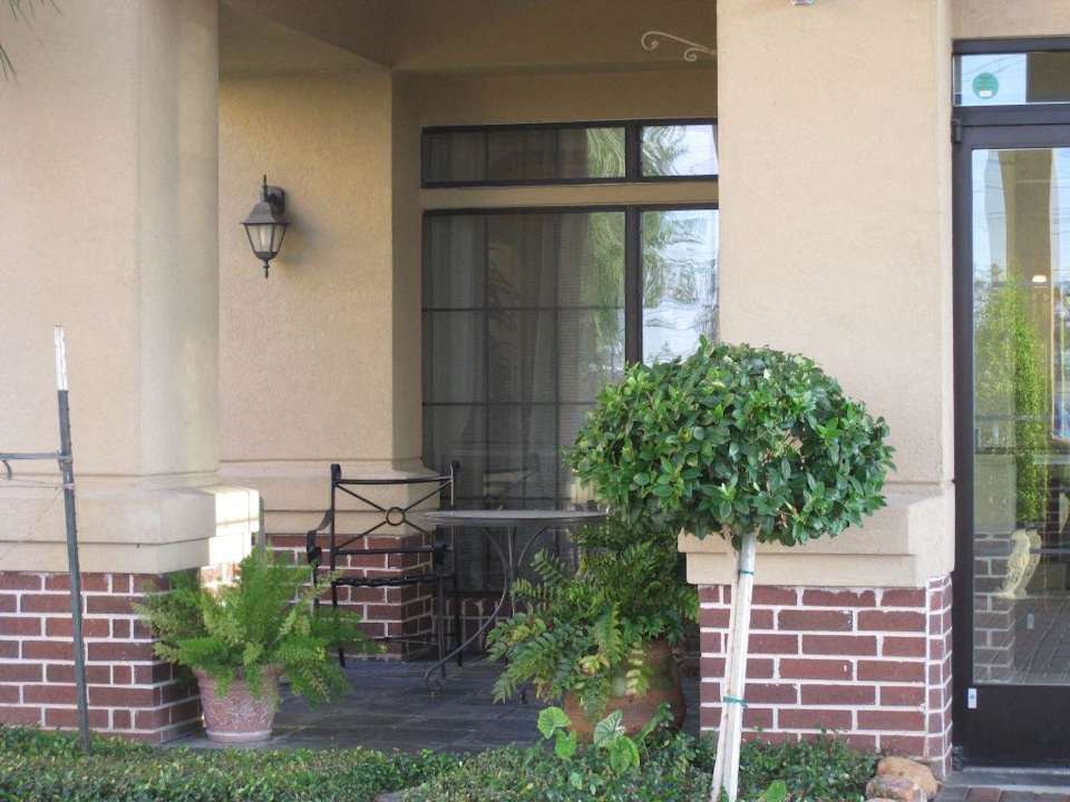 Am Eingang eine kleine Raucherecke Hotel Homewood Suites By Hilton HOU Intercontinental Airport