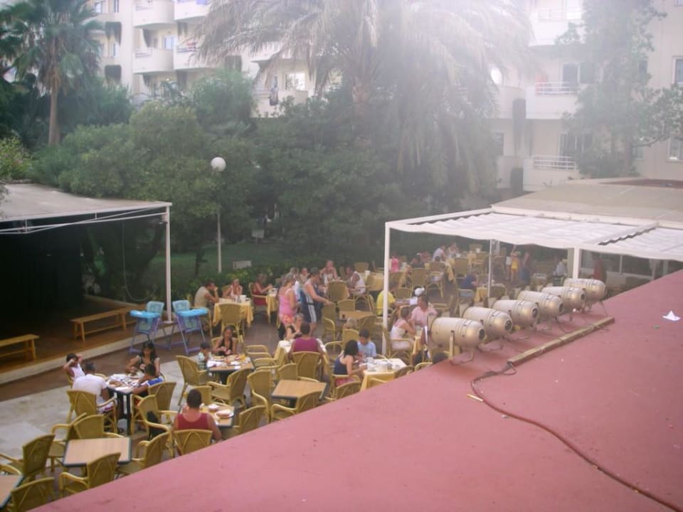 Terrasse mit Blick auf Bühne Protur Palmeras Playa Aparthotel