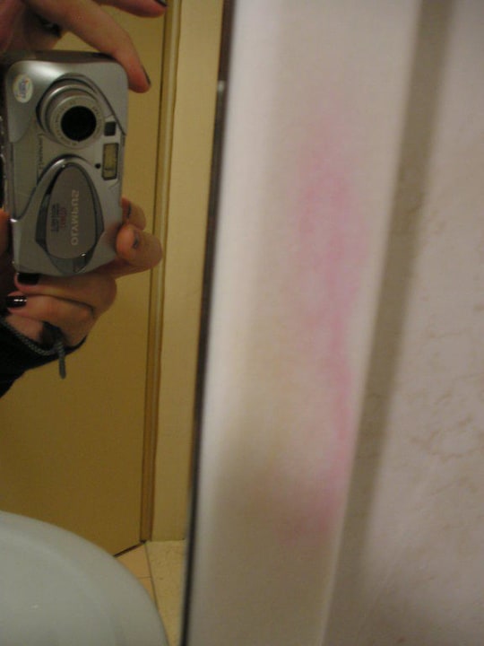 Verdreckter Spiegel - Zimmer 1801 Grand Hotel Holiday Resort