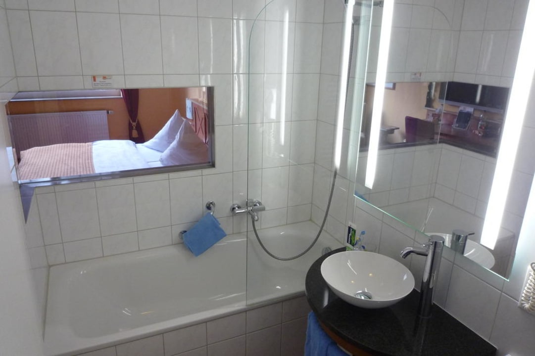 Bad mit Aussicht aufs Bett BLOCK Hotel & Living