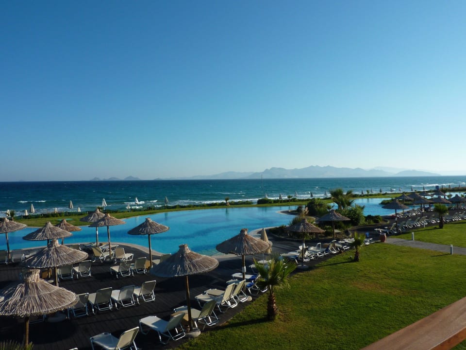 Blick vom Balkon auf den Pool Astir Odysseus Kos Resort & Spa
