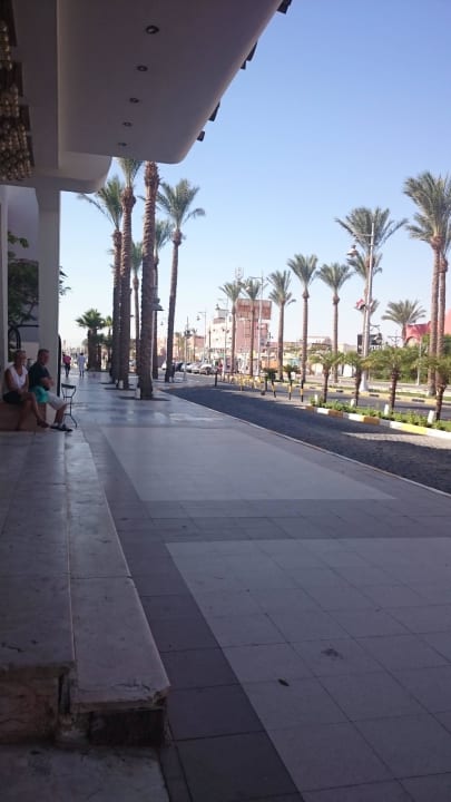 Vor dem Hotel The Grand Hotel Hurghada