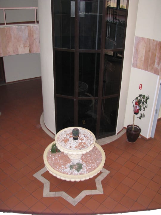 Eingang mit Fahrstuhl Monica Isabel Beach Club