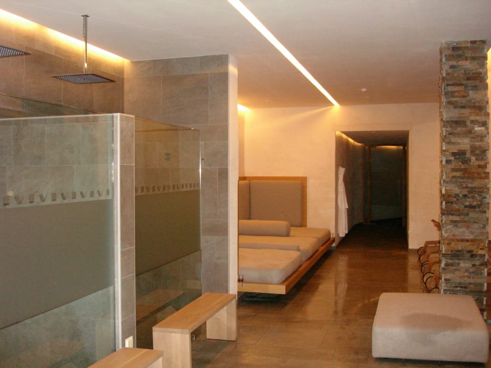 Duschen und Liegen im Poolbereich Valentinerhof vita vital hotel