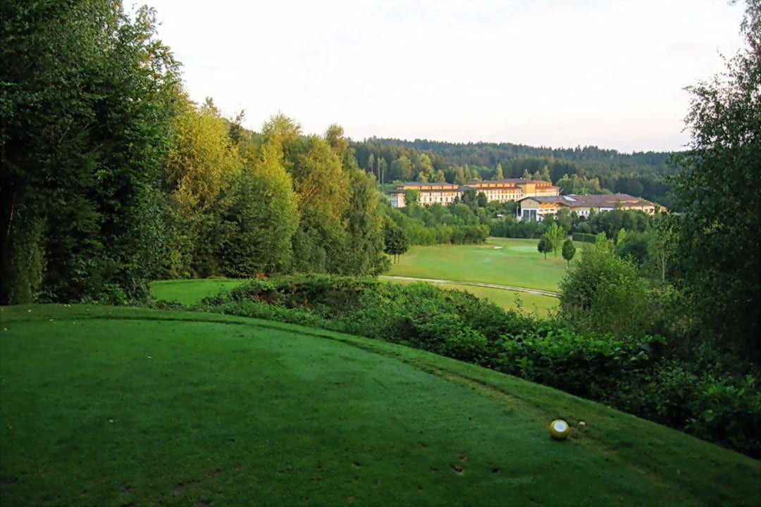 Blick vom Golfplatz auf den RC Ampflwang Aldiana Club Ampflwang