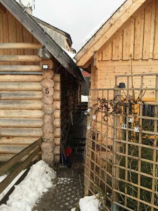 Der schmalle Gang zwischen den Chalets Guesthouses Świerkowe Wzgórze