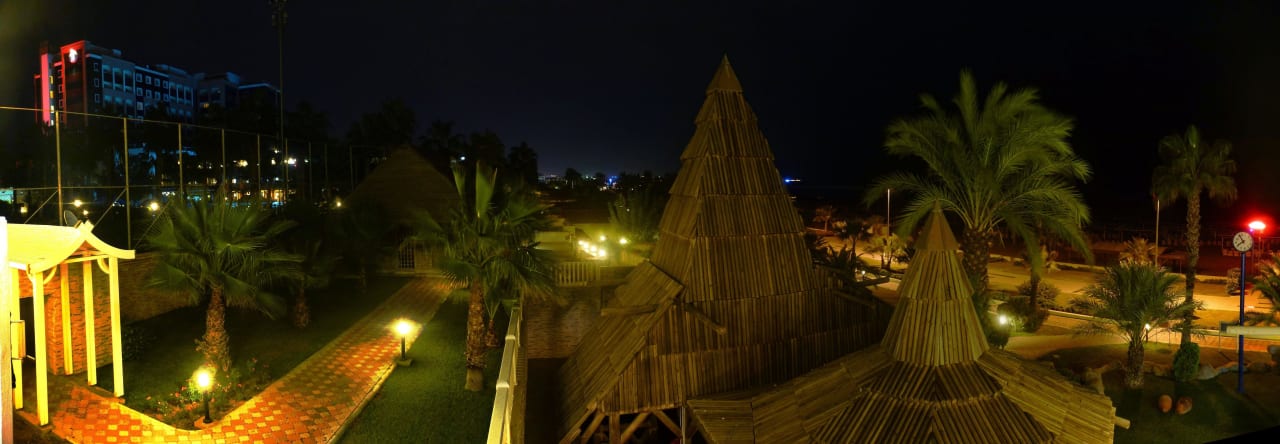 Blick aus dem China-Restaurant auf die Strandprome Kamelya Aishen Club