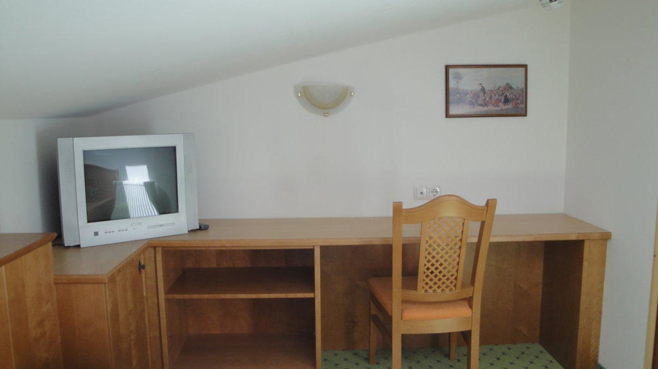 Fernseher und Schreibtisch im Studio Pension Wiesenhof