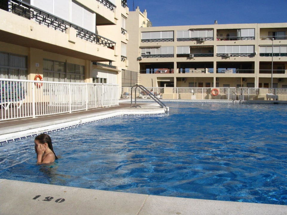 Pool im Hintergrund Gebäude B Nucleo Cristal Hotel Nucleo Cristal