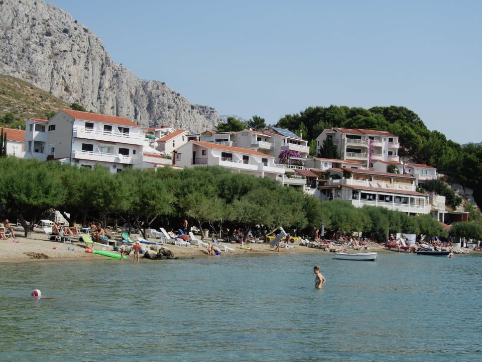 Strandbereich vor der Pension Anastazija ( links) Hotel Anastazija