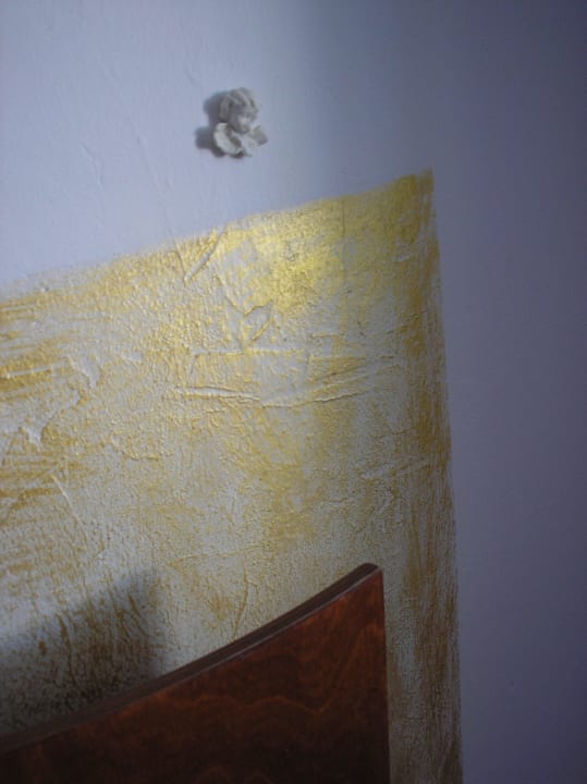 Kaum wahrnehmbare Engelchen wachen am Bettrand Fürstenhof