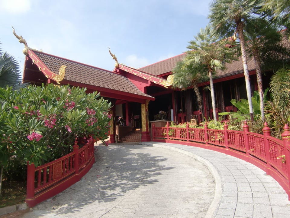 Zufahrt zur Anlage Kata Palm Resort & Spa